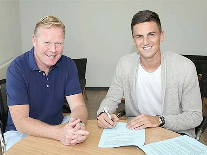 
    Florin Gardoş a semnat contractul sub privirile noului său antrenor, Ronald KoemanFoto: cfsaints.co.uk   