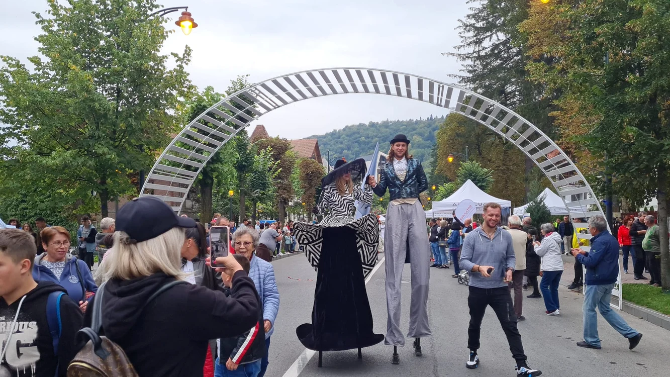Artiști pe picioroange, atracția turiștilor prezenți la festivalul Sinaia Forever FOTO D.F.