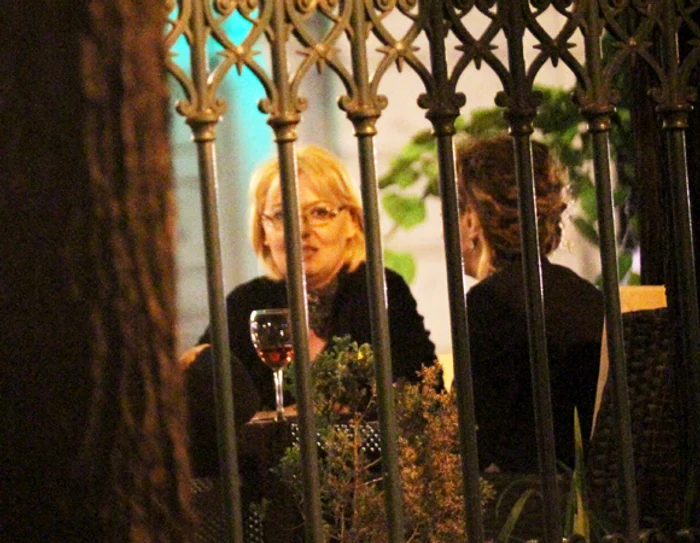 La cină, Emilia Popescu a băut un pahar cu vin, dar a fumat aproape un pachet de țigărifoto: CAPS