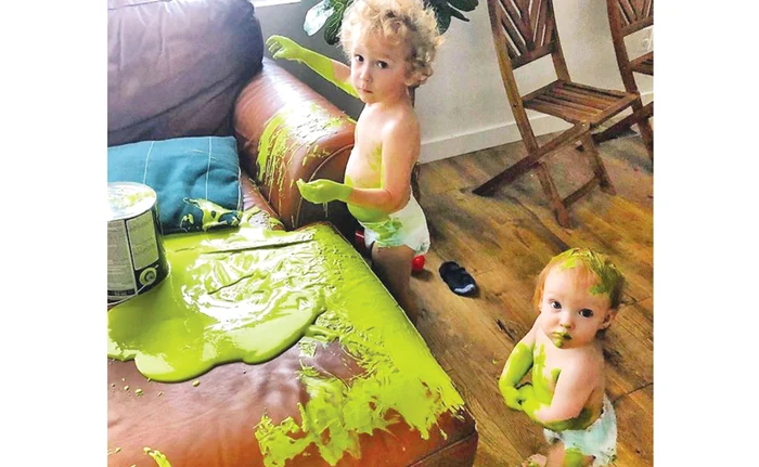 Am scăpat o picătură pe canapea şi dup-aia am vrut să ştergem...