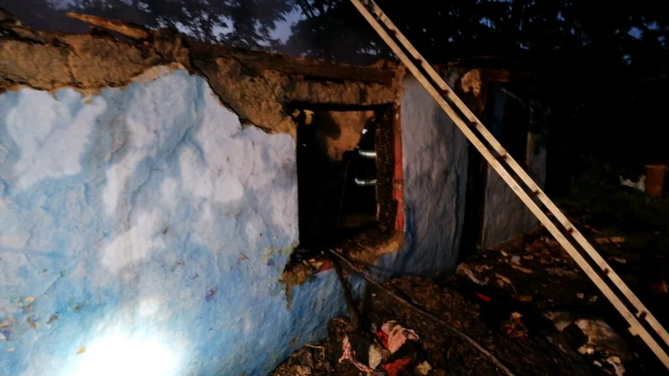 În această casă care a luat foc au fost găsite decedate trei persoane. Foto: 24iasi.ro