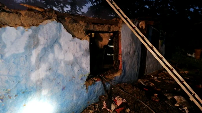 În această casă care a luat foc au fost găsite decedate trei persoane. Foto: 24iasi.ro