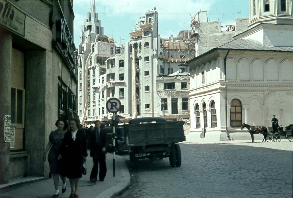 Imagine cu Bucureștiul bombardat în anii 40 prelucrare digitală colecția AdF Arhiva de Fotografie