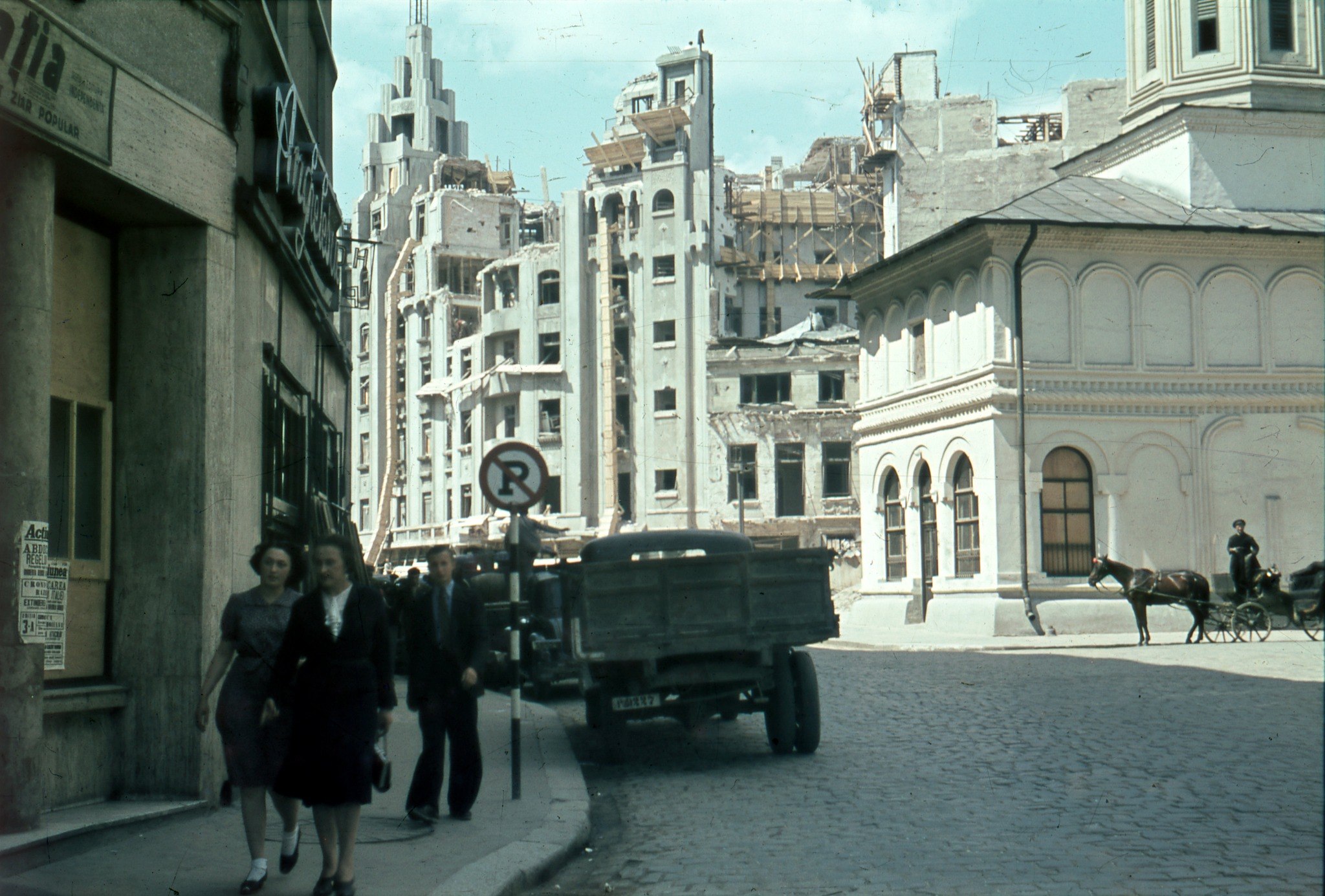 Fotografii cu Bucureștiul bombardat, descoperite la târgul de vechituri. Comorile trecutului, salvate de la gunoi FOTO Fotografii cu Bucureștiul bombardat, descoperite la târgul de vechituri. Comorile trecutului, salvate de la gunoi FOTO