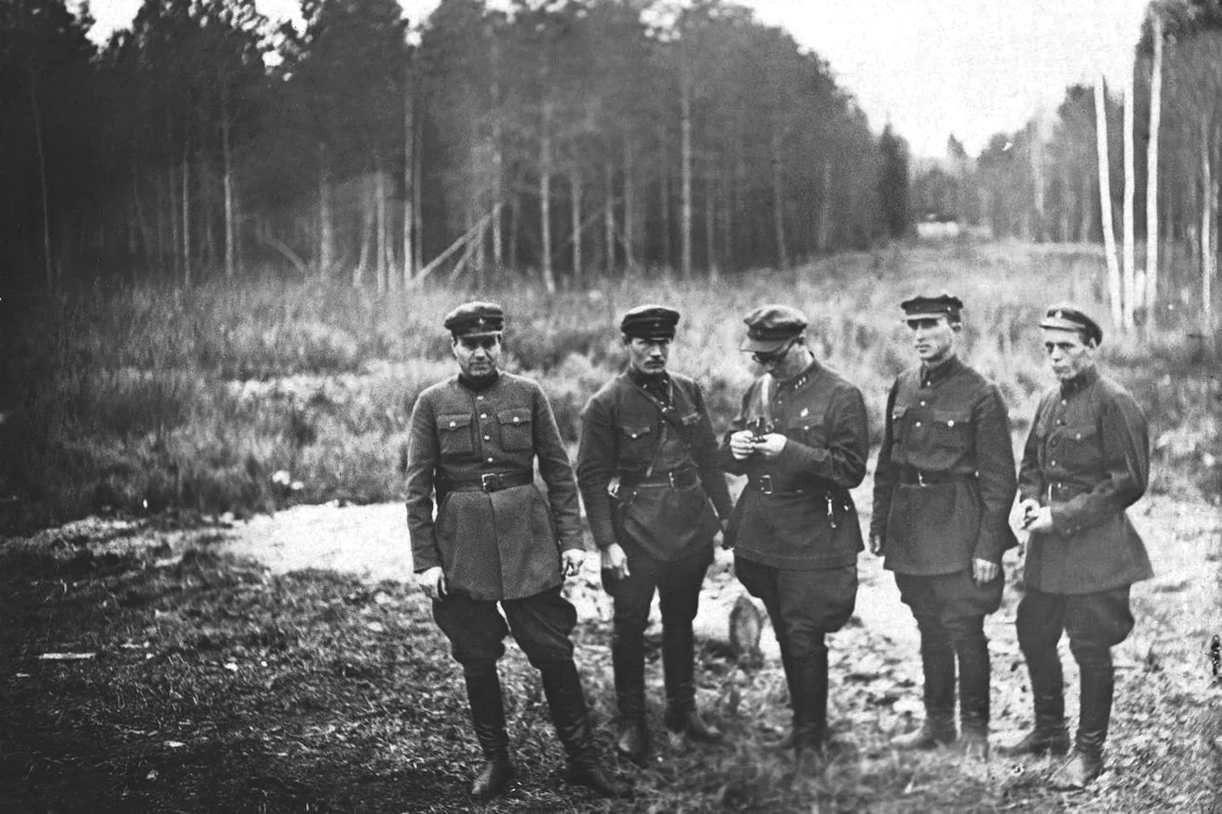 „Operativniki“ ai NKVD-ului, 1940. O poză în pădurea de la Katyn, în „pauza“ dintre execuţii...