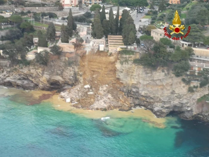 Zeci de sicrie au ajuns în mare după o alunecare de teren în staţiunea Camogli din italia FOTO ANSA via Sky TG24