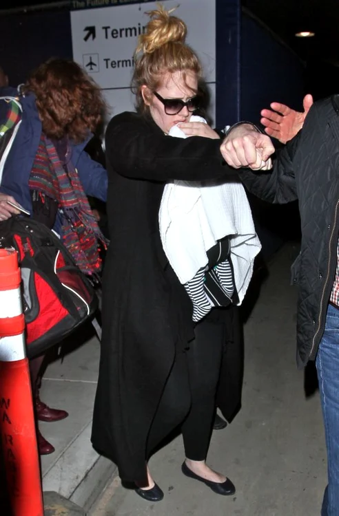 Adele si fiul ei pe aeroportul LAX (Foto WENN)