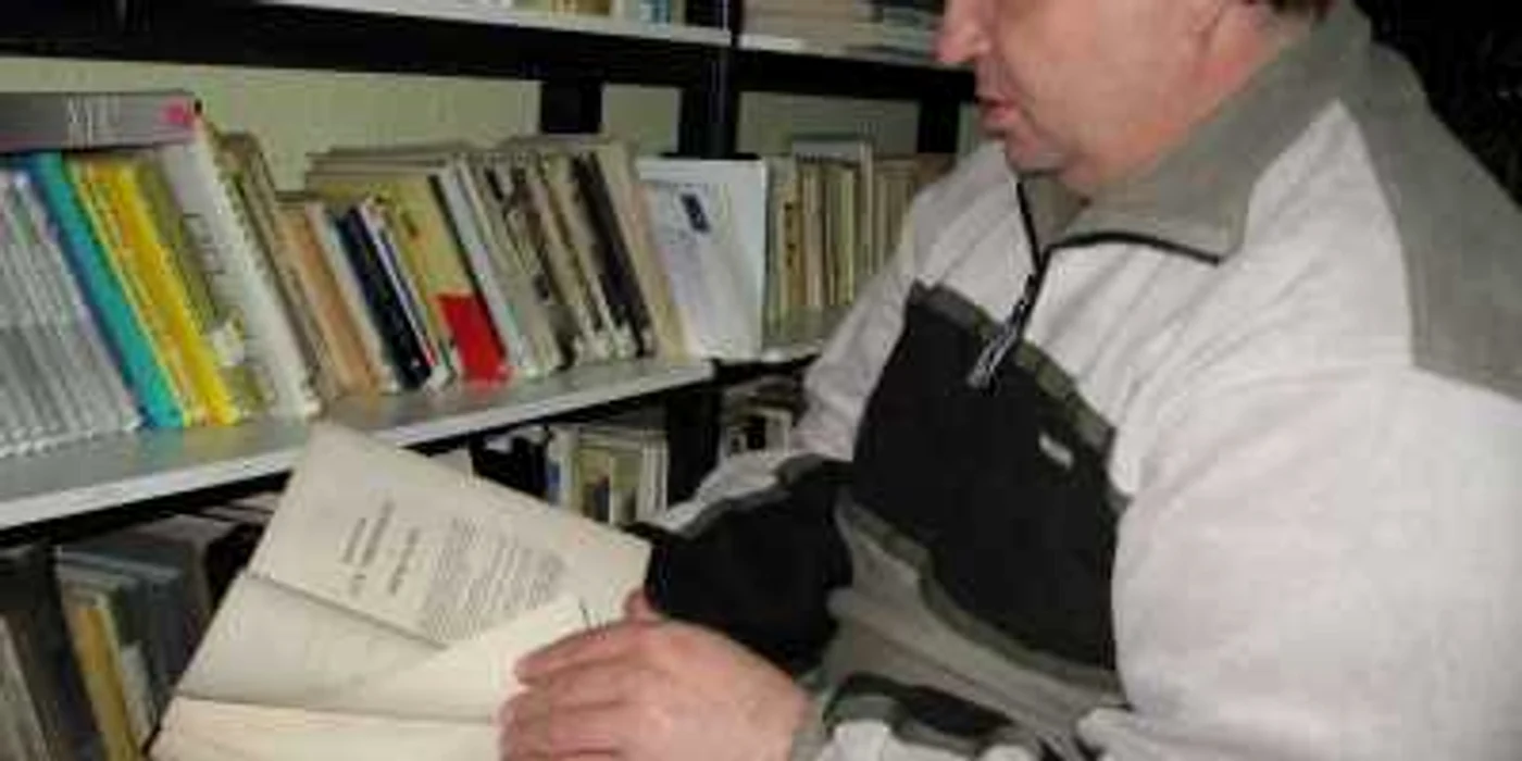 Florin Bob răsfoieşte cea mai veche carte a Bibliotecii Franceze