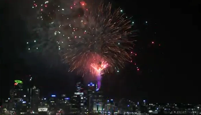 Turnul Sky din Auckland a fost decorat anul acesta cu animaţii şi jocuri laserfoto: captură/YouTube