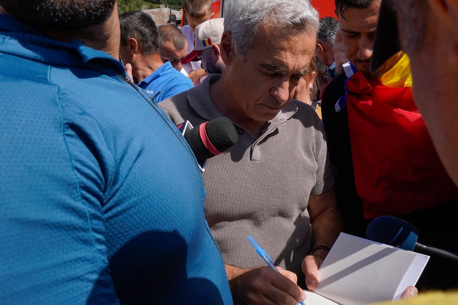 Georgescu, înconjurat de interlopi la Broșteni. Cine sunt personajele controversate din jurul fostului candidat la președinție