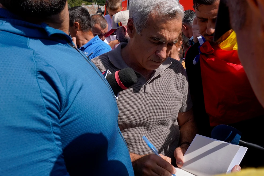 Călin Georgescu le-a dat autografe sinistraților din Broșteni. Foto: Inquam Photos/Saul Pop
