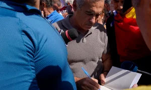 Călin Georgescu, în mijlocul sinistraților din Broșteni, Suceava. FOTO Inquam Photos / Saul Pop