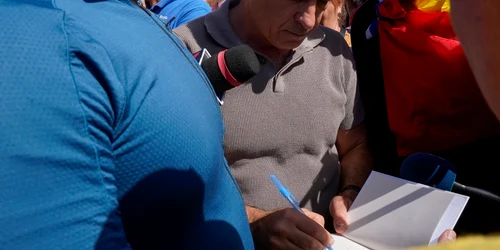 Călin Georgescu, în mijlocul sinistraților din Broșteni, Suceava. FOTO Inquam Photos / Saul Pop