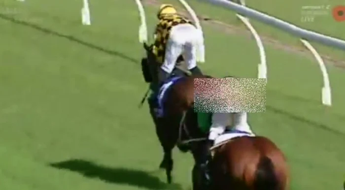 
    Incidentul a avut loc în timpul unei competiţii desfăşurate în Angliacaptură youbute.com  