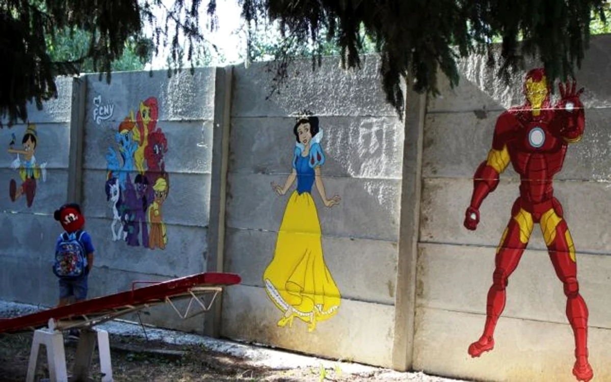 Picturi înfăţişând personaje îndrăgite din desenele animate şi-au găsit locul pe gardul împrejmuitor din curtea Grădiniţa „Carmen Sylva” din Târgovişte