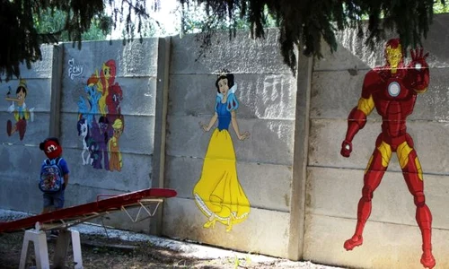 Picturi înfăţişând personaje îndrăgite din desenele animate şi au găsit locul pe gardul împrejmuitor din curtea Grădiniţa „Carmen Sylva” din Târgovişte jpeg