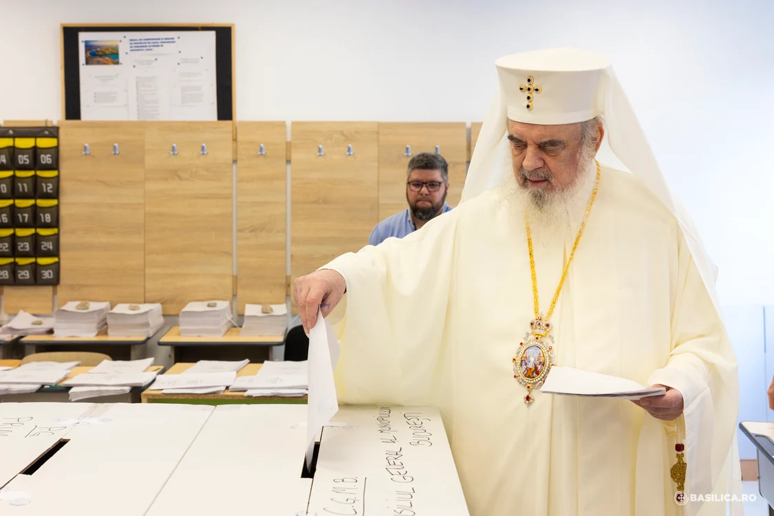 Patriarhul Daniel a votat duminică la alegerile europarlamentare și locale   Foto X/Basilica Mircea 