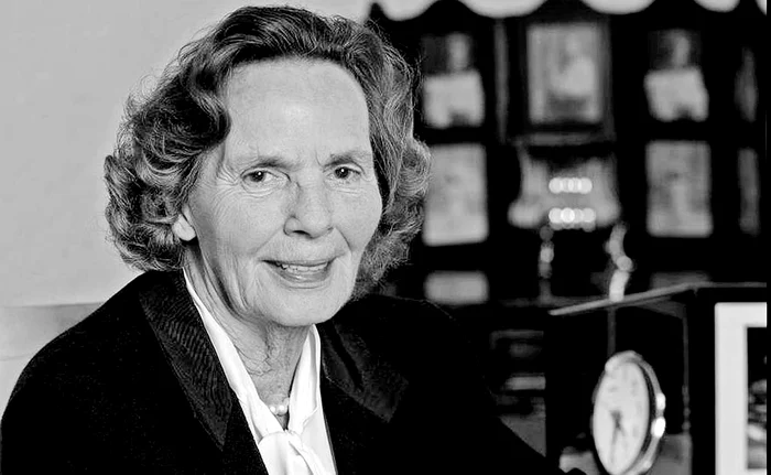 Sicriul cu trupul Reginei va fi depus marţi la Castelul Peleş