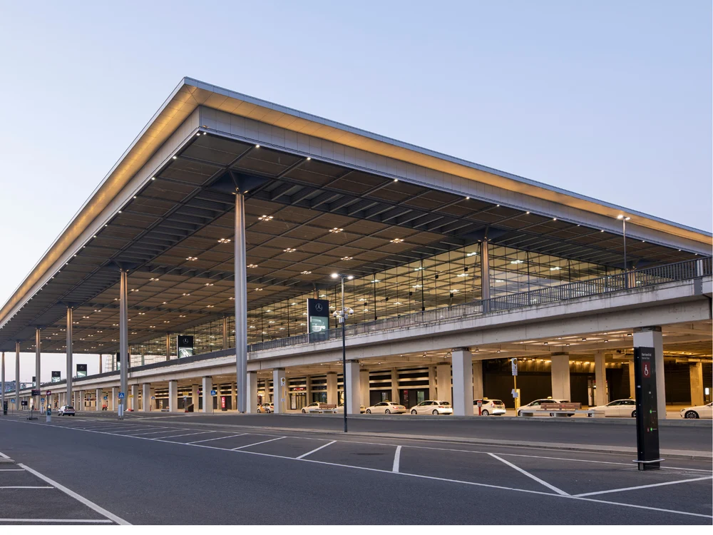 Panică pe aeroportul din Berlin: Traficul aerian, suspendat după apariția unei drone