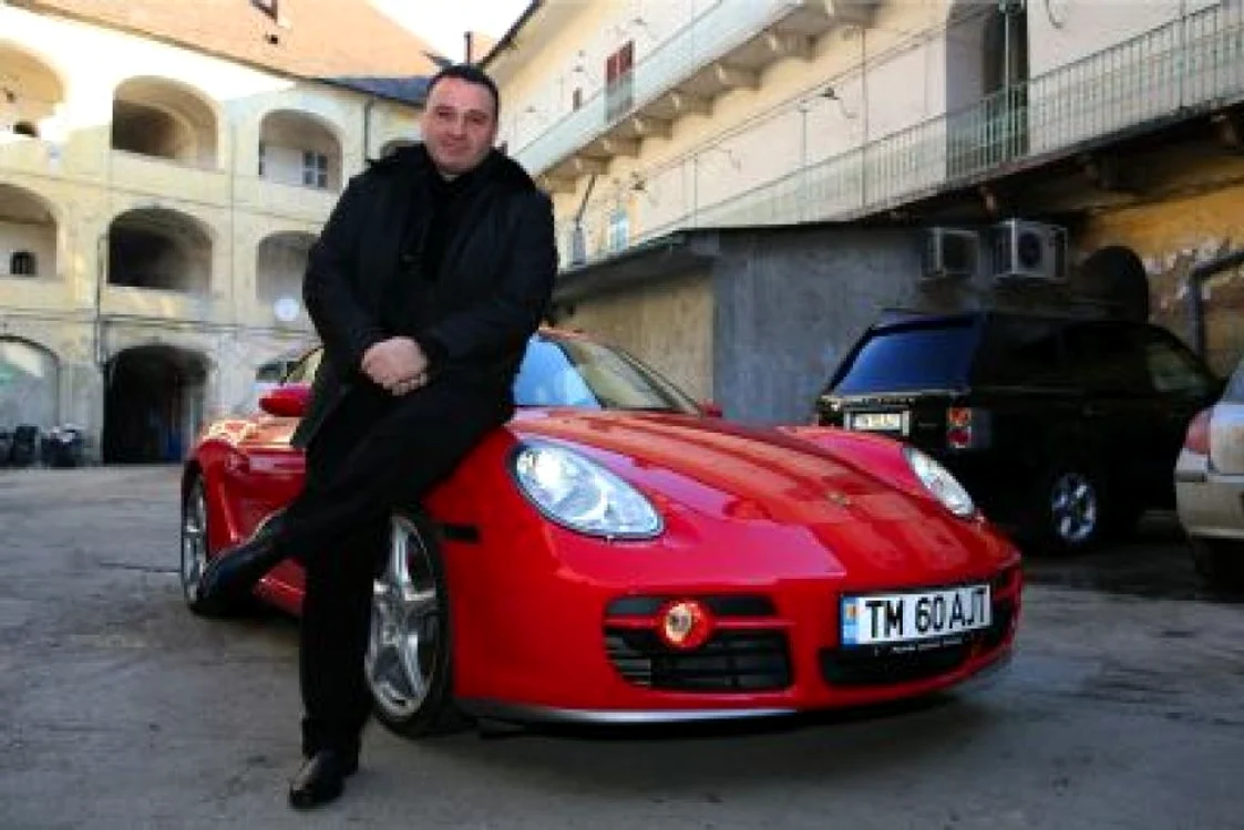 Jabri Tabrizi conduce un Porche Cayman