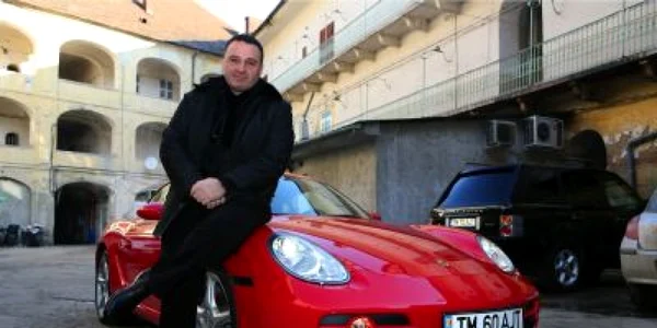 Jabri Tabrizi conduce un Porche Cayman