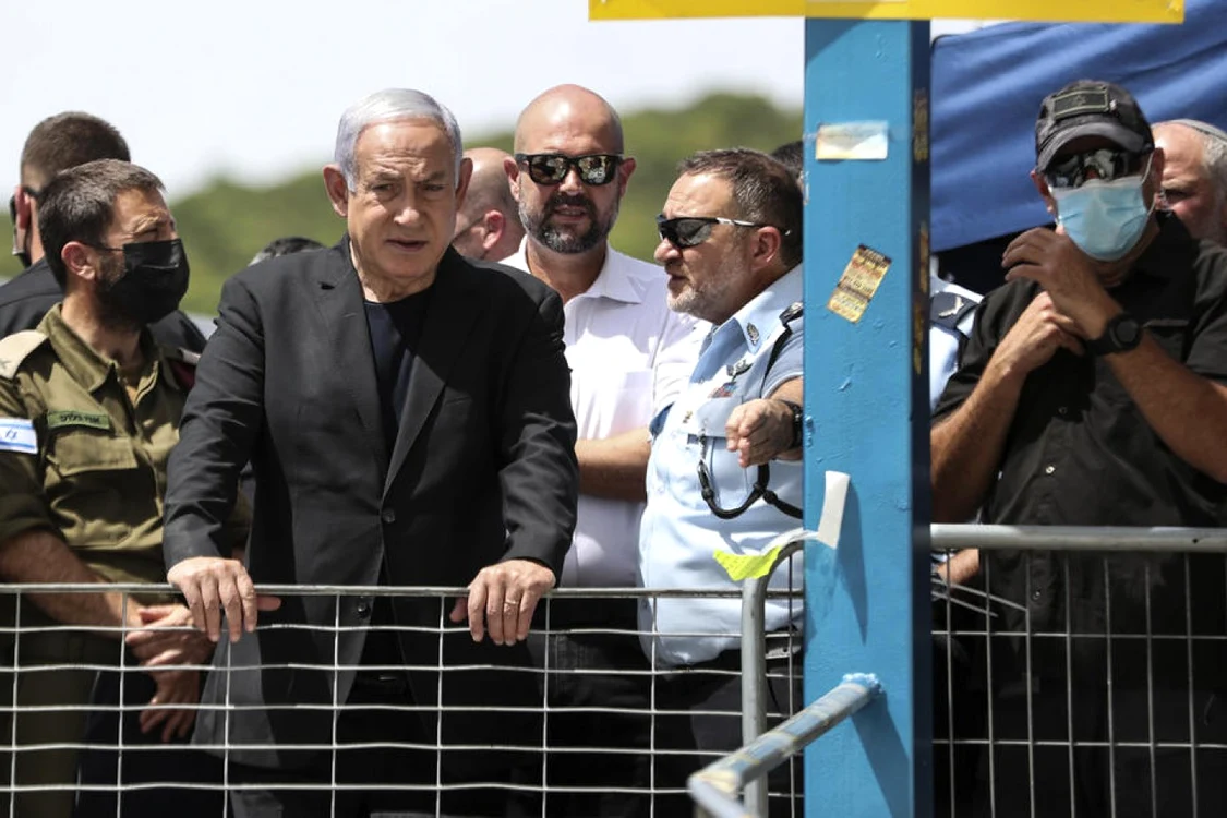 Benjamin Netanyahu vizitând în haine de doliu locul tragediei de la Muntele Meron FOTO EPA-EFE
