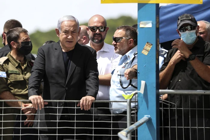 Benjamin Netanyahu vizitând în haine de doliu locul tragediei de la Muntele Meron FOTO EPA-EFE