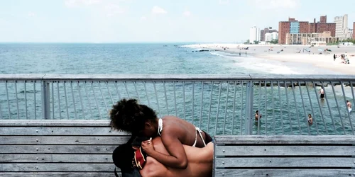 Adolescenţii se relaxează de-a lungul promenadei într-o zi fierbinte în Coney Island cartierul Brooklyn din New York Statele Unite FOTO Guliver / Getty Images / Spencer Platt