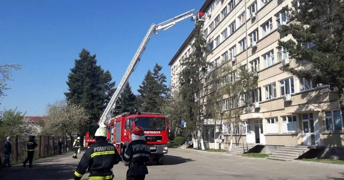 Pompierii au fost solicitaţi să intervină pentru stingerea incendiului