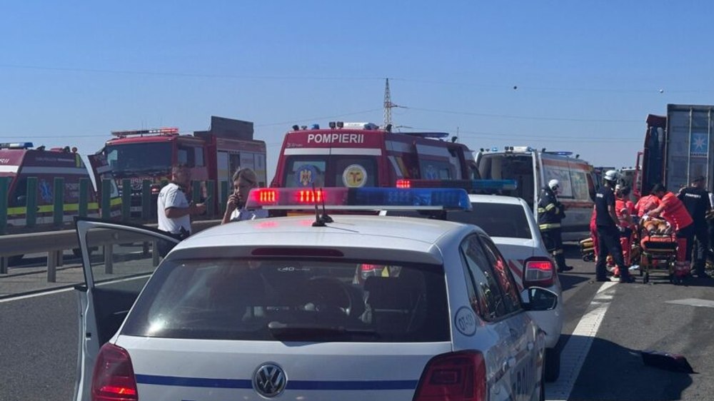 Carambol cu cinci mașini, pe Autostrada A2: 14 persoane implicate și 5 victime. Traficul este restricționat 