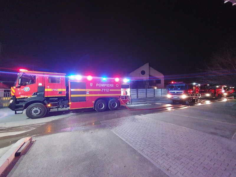Intervenție de urgență pentru stingerea unui incendiu din Sectorul 4 | VIDEO
