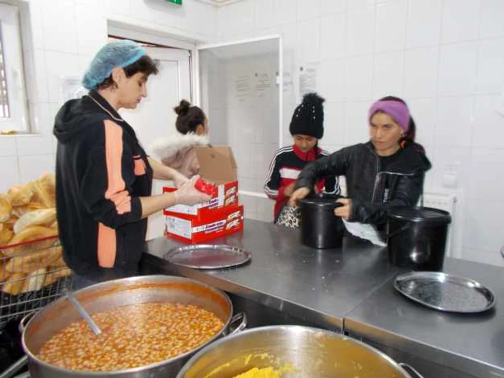 La cantina socială din Călăraşi, 101 persoane primesc mâncare caldă zilnic FOTO I.S.