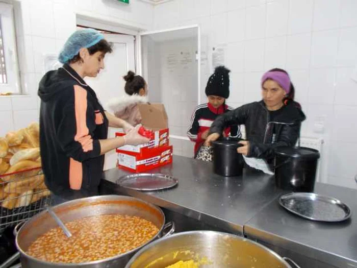 La cantina socială din Călăraşi, 101 persoane primesc mâncare caldă zilnic FOTO I.S.