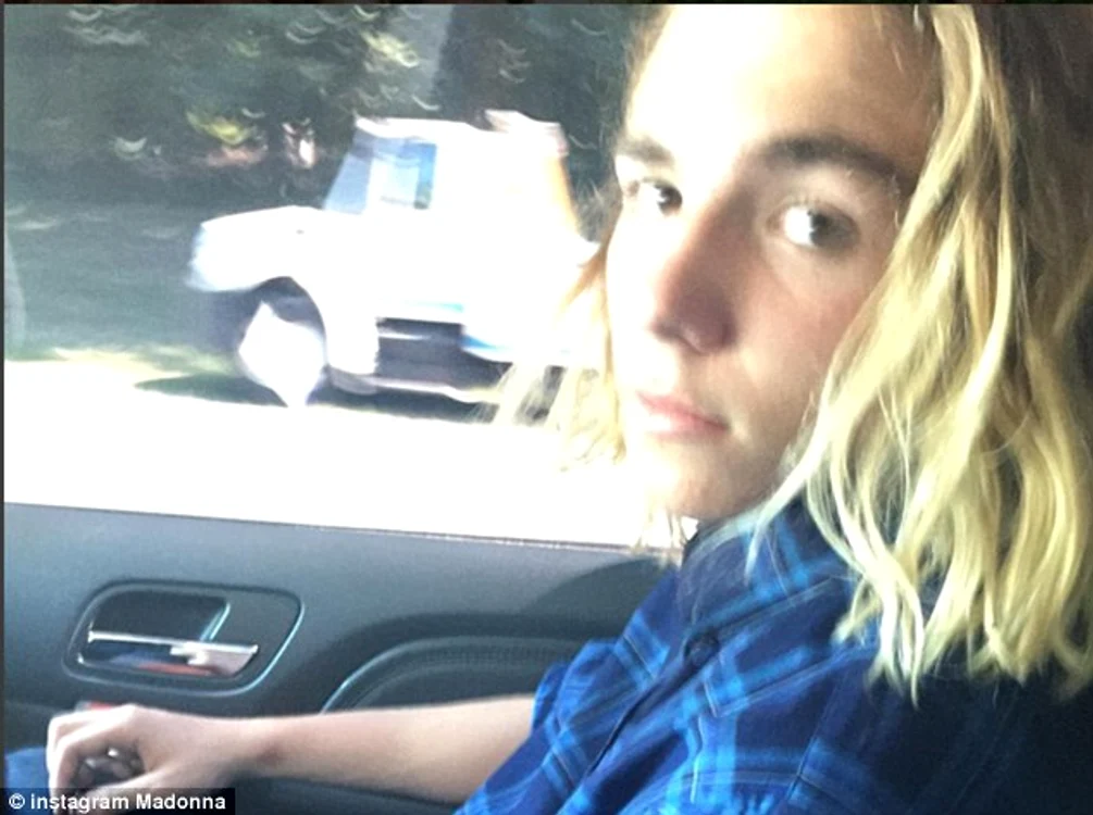 Rocco Ritchie vrea să stea departe de mama lui şi i-a transmis asta printr-un avocat