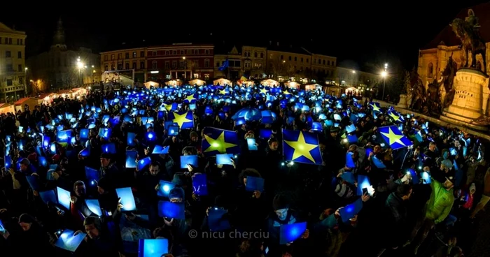 Oameni strânşi în Piaţa Unirii din Cluj în seara zilei de 26 februarie FOTO Nicu Cherciu.