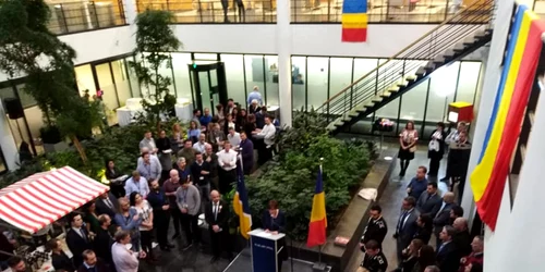 Distracţie românescă de Centenar la sediul Europol din Haga Olanda Sursa Facebook Florin Luca