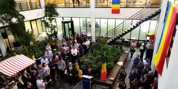 Distracţie românescă de Centenar la sediul Europol din Haga Olanda Sursa Facebook Florin Luca