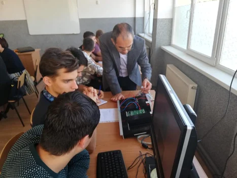 Colegiul Energetic Râmnicu Vâlcea - Laboratorul virtual din învăţământul dual profesional Foto Adevărul