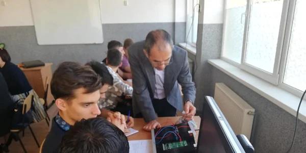 Colegiul Energetic Râmnicu Vâlcea - Laboratorul virtual din învăţământul dual profesional Foto Adevărul