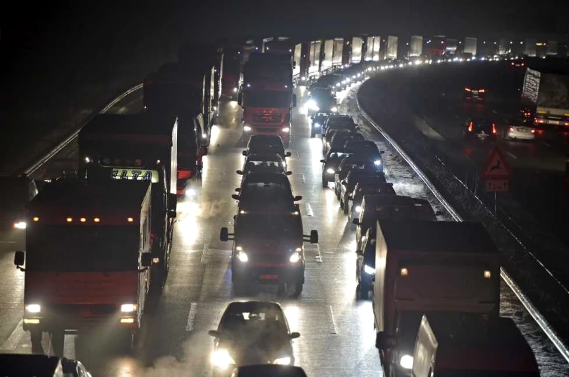 Maşini stau într-un blocaj care se întinde pe 40 de km pe Austostrada A2 lângă Veltheim vestul Germaniei FOTO AP