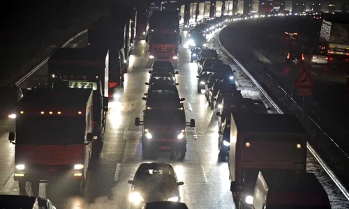 Maşini stau într-un blocaj care se întinde pe 40 de km pe Austostrada A2 lângă  Veltheim vestul Germaniei FOTO AP