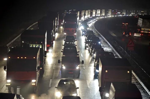Maşini stau într-un blocaj care se întinde pe 40 de km pe Austostrada A2 lângă Veltheim vestul Germaniei FOTO AP