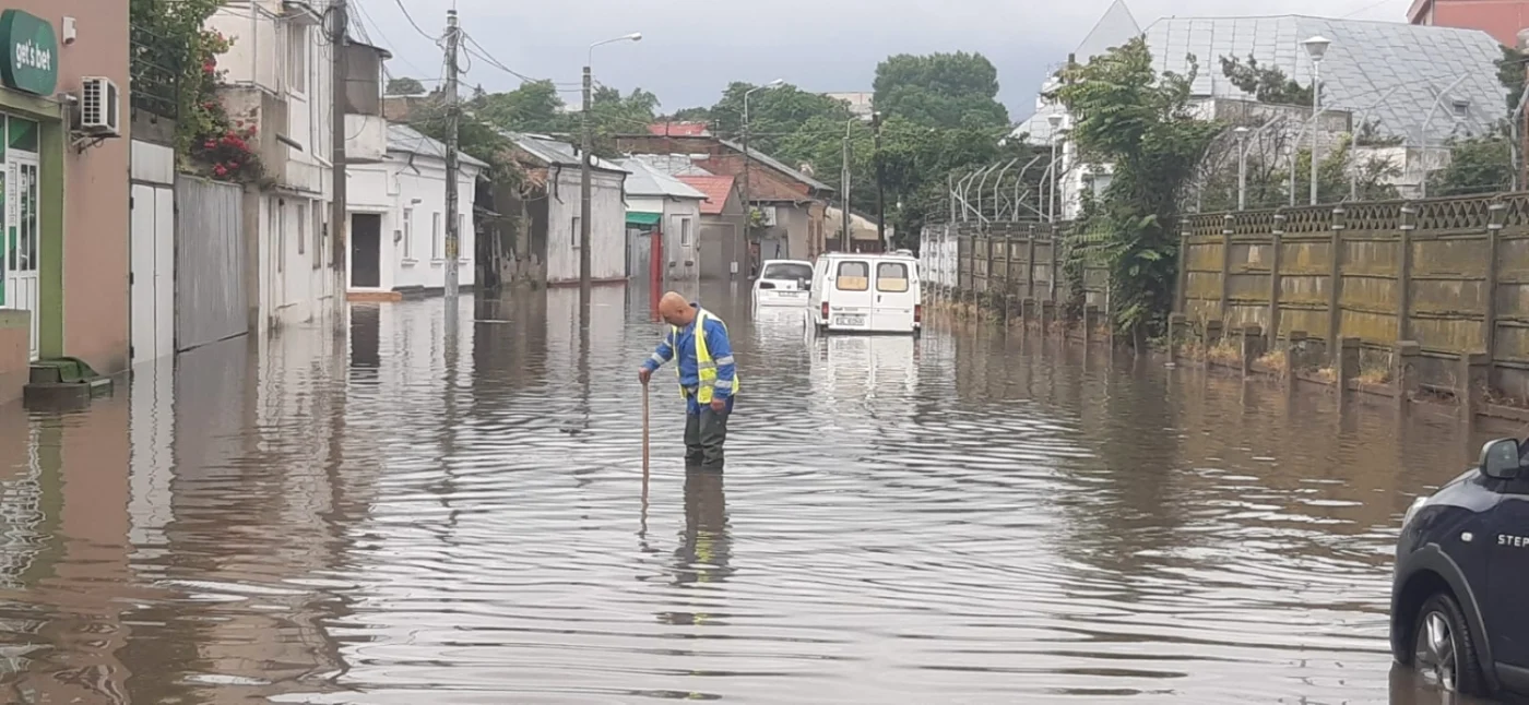 Inundaţii în mai multe judeţe ale ţării, ca urmare a ploilor abundente FOTO Adevărul