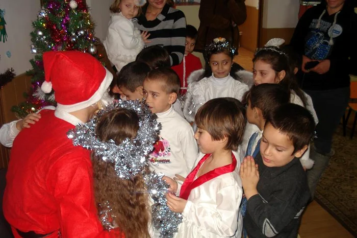 Copiii de la Romanu îl întâmpină pe Moş Crăciun. FOTO: ARHIVĂ NICOLETA BUTNARU