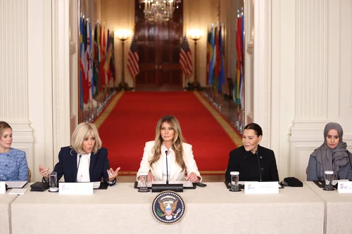 Alyazia bint Saif Al Nahyan în partea dreaptă