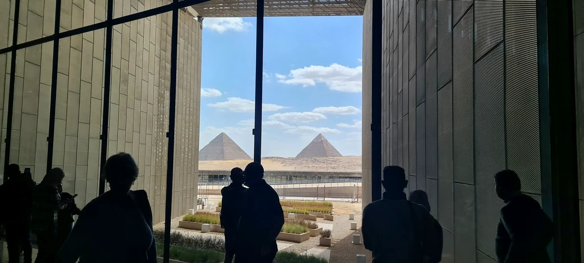 Piramidele din Giza, văzute din Marele Muzeu Egiptean (© Caoimheen3 / Wikimedia Commons)