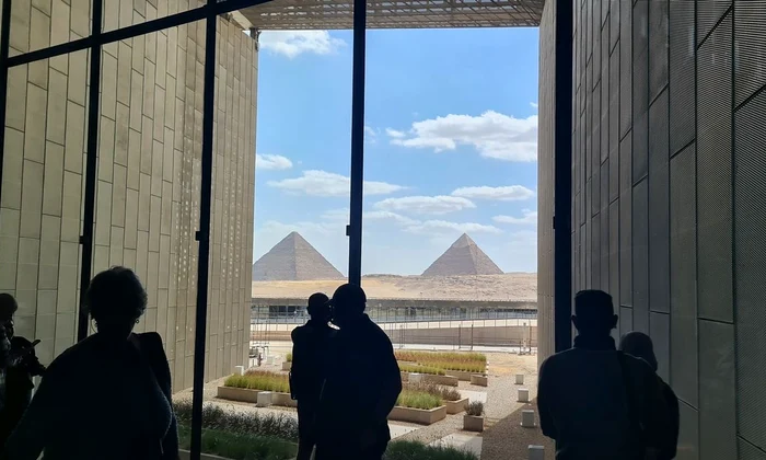 Piramidele din Giza, văzute din Marele Muzeu Egiptean (© Caoimheen3 / Wikimedia Commons)