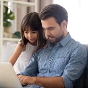 Parinte copil tata laptop familie fata online internet  FOTO Shutterstock