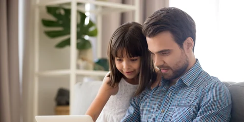 Parinte copil tata laptop familie fata online internet  FOTO Shutterstock