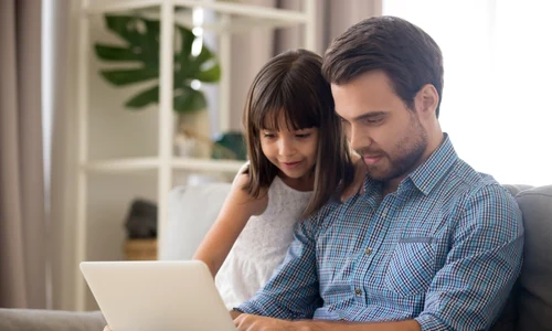 Parinte copil tata laptop familie fata online internet  FOTO Shutterstock